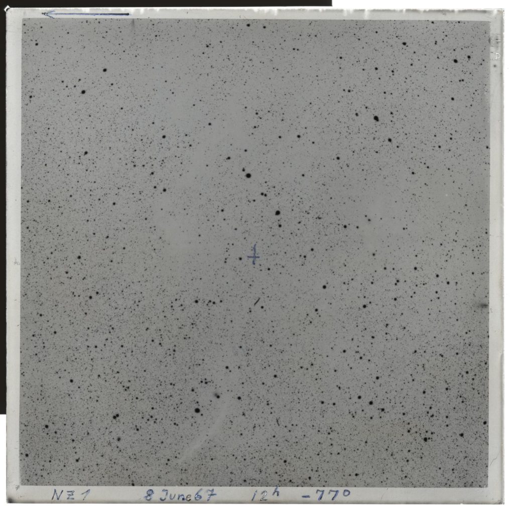 Die Fotoplatte zeigt ein Sternfeld im südlichen Sternbild Chamäleon als Negativaufnahme – als schwarze Punkte sind die Sterne zu erkennen. Hochauflösende Scans von solchen Platten sind mehrere hundert Megapixel groß.