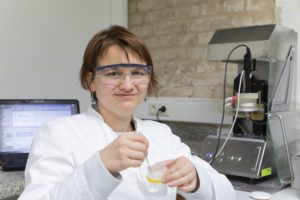Dr. Katrin Hurle, Postdoktorandin NatFak, Habilitandin Mineralogie (GeoZentrum) mit Rührglas in Labor
