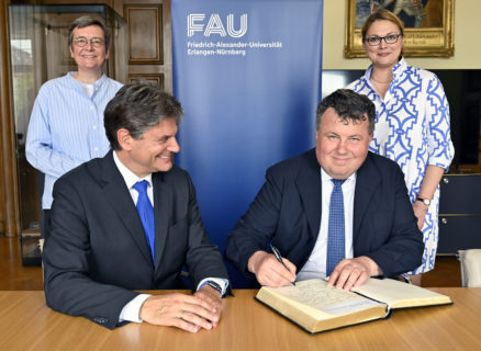 Rektor der KNU trägt sich ins Buch ein, dabei sind Prof. Möslein, Prof. Hornegger und die Vizepräsidenten der KNU