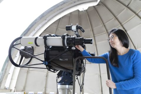 Prof. Dr. Manami Sasaki mit Teleskop
