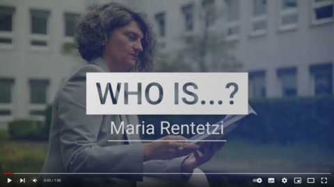 Maria Rentetzi im Hintergrund hält ein Buch, Schrift im Vordergrund zeigt "Who is ...? Maria Rentetzi"