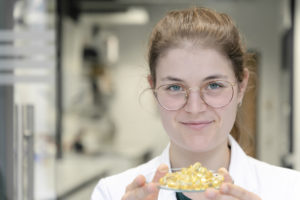 Anne Zartmann, Studentin Lebensmittelchemie an der NatFak hölt Schüssel hoch