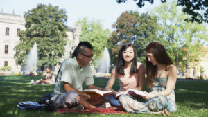 Studierende im Schlossgarten