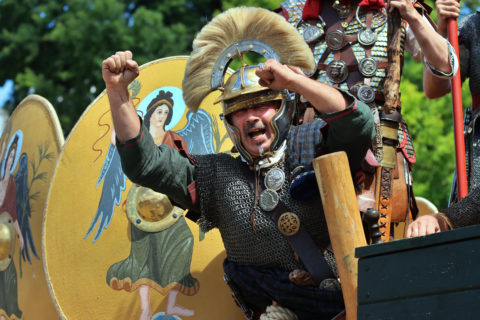 Der Zenturio der Cohors IX Batavorum, eine der Reenactmentgruppen, die in Ingolstadt an den Feierlichkeiten teilnahmen. (Bild: FAU/Mathias Orgeldinger)