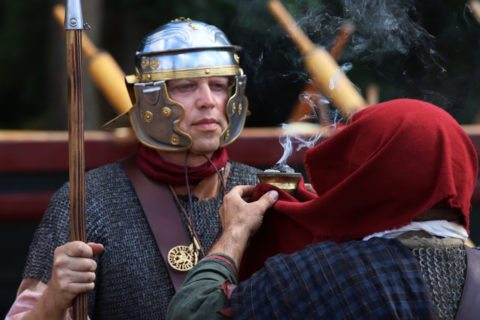 Legionär und Zenturio (r.) beim Rauchopfer. (Bild: FAU/Mathias Orgeldinger)