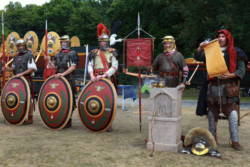 Fünf Männer tragen Uniformen und Rüstungen römischer Soldaten.
