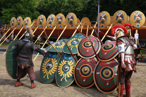 Die Zenturios der beiden Reenactment-Truppen prüfen, ob der Schildwall auch dicht und fest ist. (Bild: FAU/Mathias Orgeldinger)