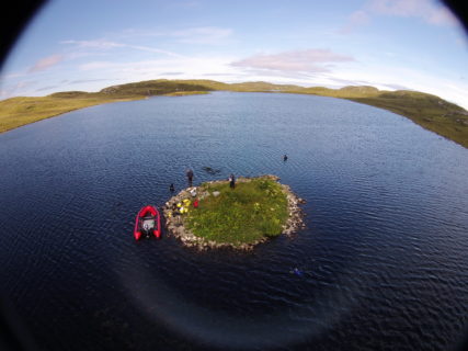 Luftaufnahme des Crannog aus der Jungsteinzeit am Loch Langabha. (Bild: Fraser Sturt/zuerst veröffentlicht in Garrow, D., & Sturt, F. (2019). Neolithic crannogs: Rethinking settlement, monumentality and deposition in the Outer Hebrides and beyond. Antiquity, 93(369), 664-684. doi:10.15184/aqy.2019)