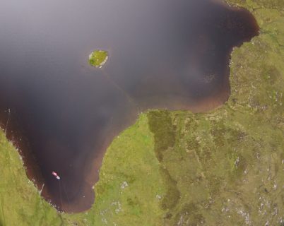 In vier ähnlichen Crannogs auf den Hebriden wurden jungsteinzeitliche Keramiken geborgen, auf der sich Fettrückstände erhalten haben. (Bild: Fraser Sturt)