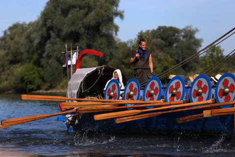 Hecksektion mit Zeltaufbau und hinteren Ruderreihen der Regina, das Römerboot der Universität Regensburg. (Bild: FAU/Mathias Orgeldinger)