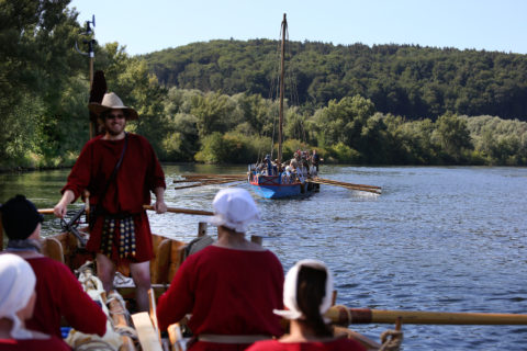 Mit den Römerbooten auf dem Wasser. Die Regina schließt auf. (Bild:FAU/Mathias Orgeldinger)
