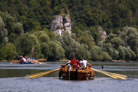Zwei Römerboote auf der Donau, beide in voller Fahrt aber ohne Segel.