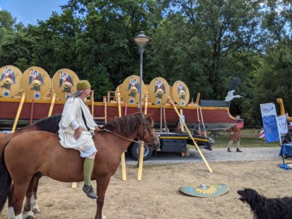 Wenn ernsthaft betriebenes Hobby auf Wissenschaft trifft: Berittener Reenactor vor der Danuvina alacris auf einem Tieflader. (Bild FAU/Alexander Hilverda)