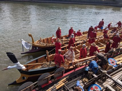 Die drei Crews der Römerboote machen sich bereit. (Bild: FAU/Alexander Hilverda)