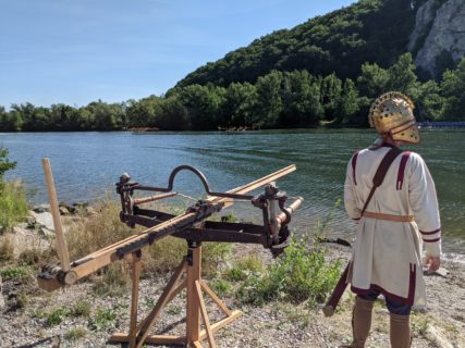 Ein Schütze mit einem spätantiken römischen Feldgeschütz überwacht die Donau. (Bild: FAU/Alexander Hilverda)