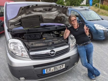 Die Wissenschaftliche Mitarbeiterin der Professur für Alte Geschichte, Christina Sponsel-Schaffner, nach überstandener Autopanne. (Bild: FAU/Alexander Hilverda)