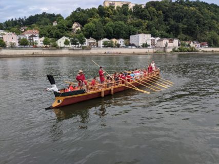 Bevor die Danuvina alacris für die Weiterfahrt übergeben wurde, konnten noch Ruderwillige mitfahren. (Bild: FAU/Alexander Hilverda)