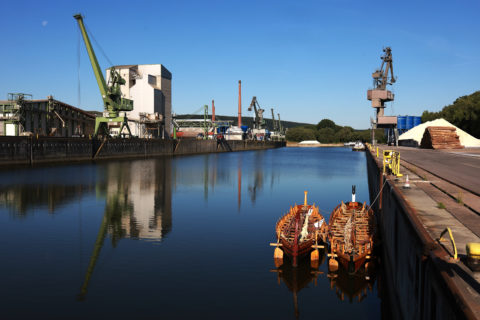 Die Römerboote im Gewerbehafen in Kelheim (l. F.A.N., r. Danuvina alacris). (Bild: FAU/Mathias Orgeldinger)