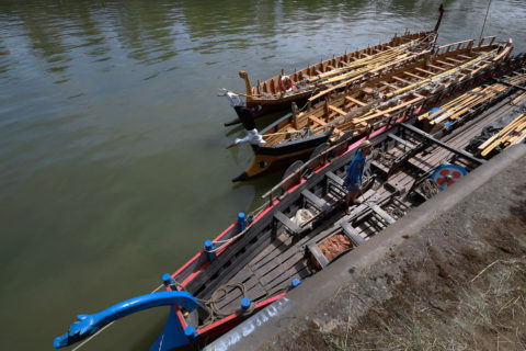 Die drei Römerboote haben längsseits aneinander festgemacht (von vorne: Regina, F.A.N., Danuvina). (Bild: FAU/Mathias Orgeldinger)