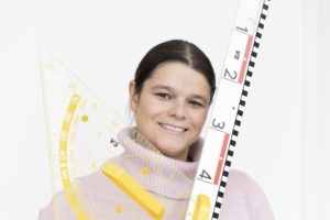 Dr. Nadja Ray, Juniorprofessorin/FAU-NGL Naturwissenschaftliche Fakultät Dep. Mathematik, mit Geodreieck und Lineal