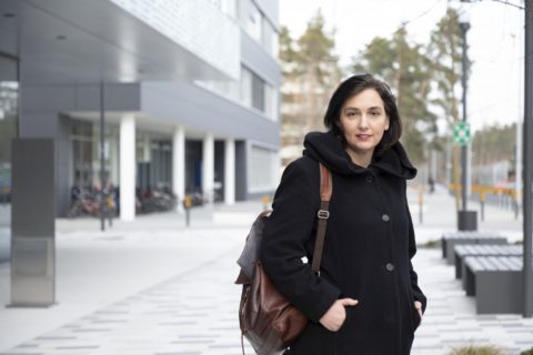 Prof. Dr. Ana-Suncana Smith draußen vor einem Gebäude