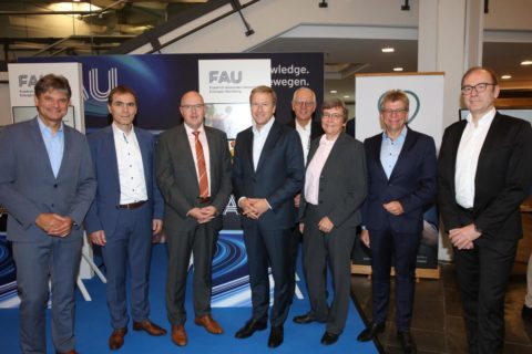 von links: FAU-Präsident Joachim Hornegger, Uwe Wagner, Vorstand Forschung und Entwicklung Schaeffler AG, Johannes von Hebel, Vorsitzender des Vorstands der Sparkasse Erlangen, Oliver Zispe, CEO der BMW Group, Prof. Siegfried Balleis, Vorsitzender des Unibunds Erlangen-Nürnberg, FAU-Vizepräsidentin Outreach Prof. Kathrin Möslein, FAU-Professor Kai-Ingo Voigt, und Beat Balzli, Chefredakteur der WirtschaftsWoche. (FAU/Kurt Fuchs)