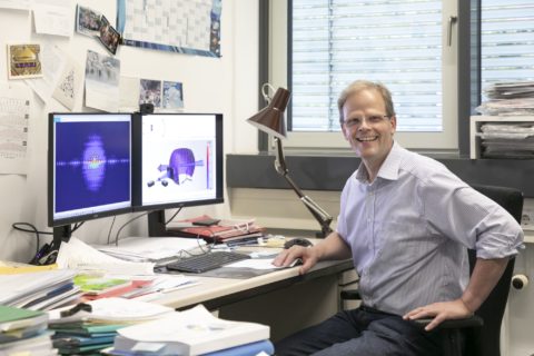 Prof. Dr. Joachim von Zanthier am Schreibtisch