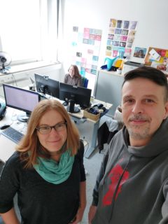 Selfie von drei Personen in einem Büro.