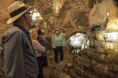 Die Alumni besuchten Neischl-Höhle im Botanischen Garten. (Bild: Anstis Aslanidis)