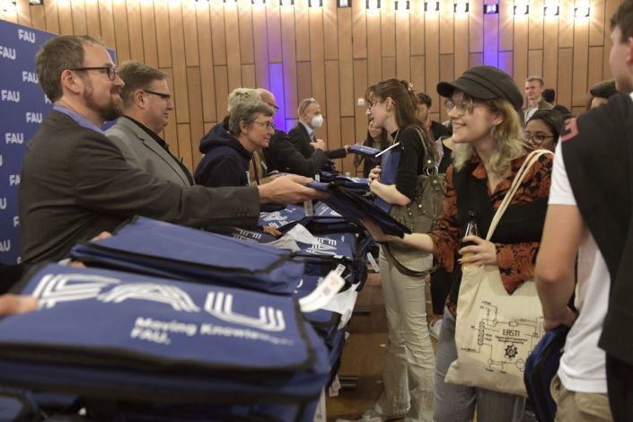 Ausgabe der Erstsemestertaschen in der Heinrich-Lades-Halle bei der Erstsemesterbegrüßung