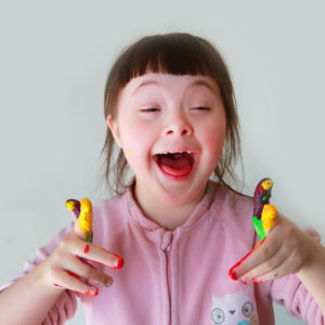 Kind mit Farbe an den Fingern