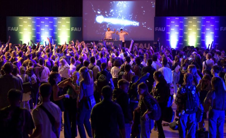 DJs und tanzende Menge auf der Erstsemesterbegrüßung in der Heinrich-Lades-Halle in Erlangen