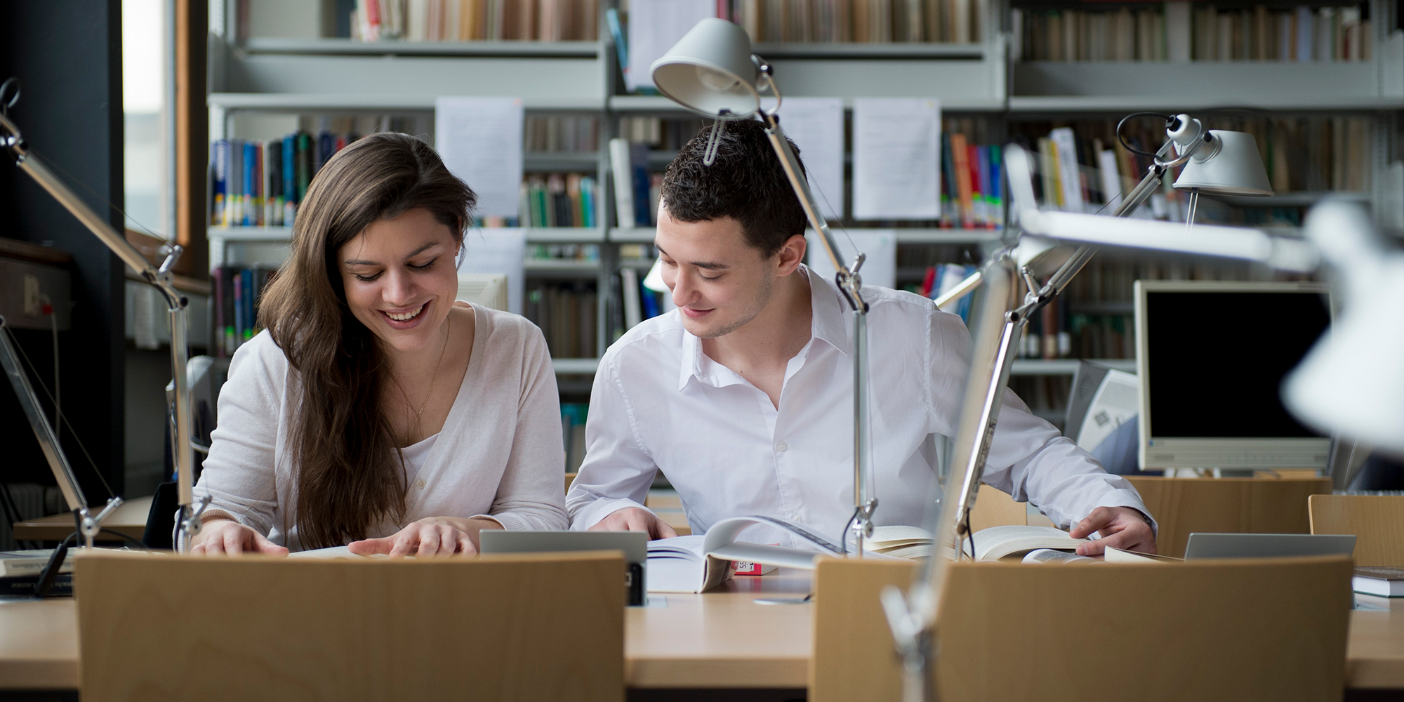 Studierende in Bibliothek