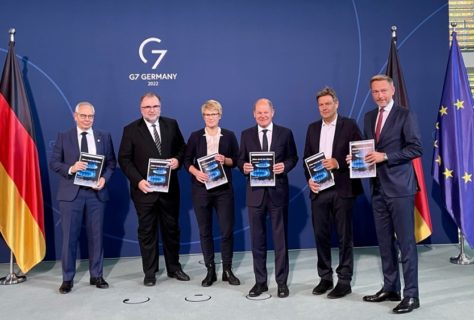 Veronika Grimm, Siegfried Russwurm und Michael Vassiliadis mit Olaf Scholz, Robert Habeck und Christian Lindner