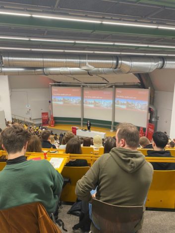 Hörsaal in der WiSo bei Erstsemesterbegrüßung