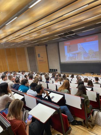 Hörsaal in der WiSo bei Erstsemesterbegrüßung