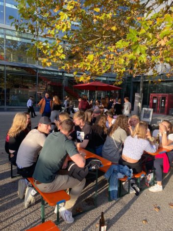 Hof der WiSo mit Studierenden bei der Erstsemesterbegrüßung