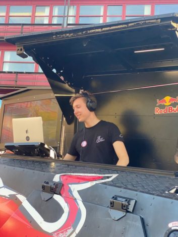 DJ in Red-Bull-Wagen
