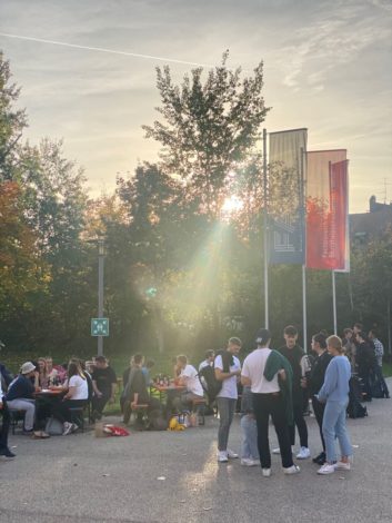 Hof der WiSo mit Studierenden bei der Erstsemesterbegrüßung