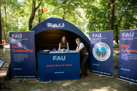 Auch auf dem Schlossgartenfest war ein Alumni Meet & Greet-Stand aufgestellt. (Bild: FAU/Georg Pöhlein)