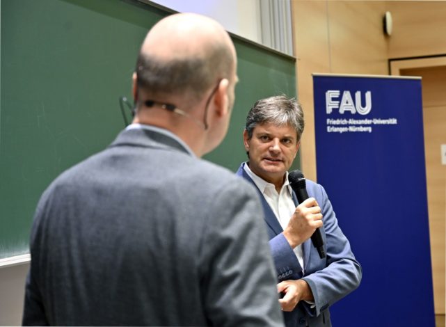Bild Diskussionsrunde am 10. November 2022 aufrufen