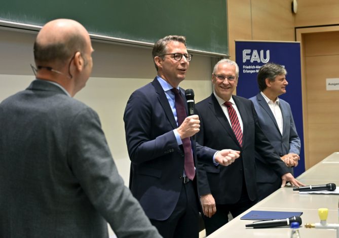 Bild Diskussionsrunde am 10. November 2022 aufrufen