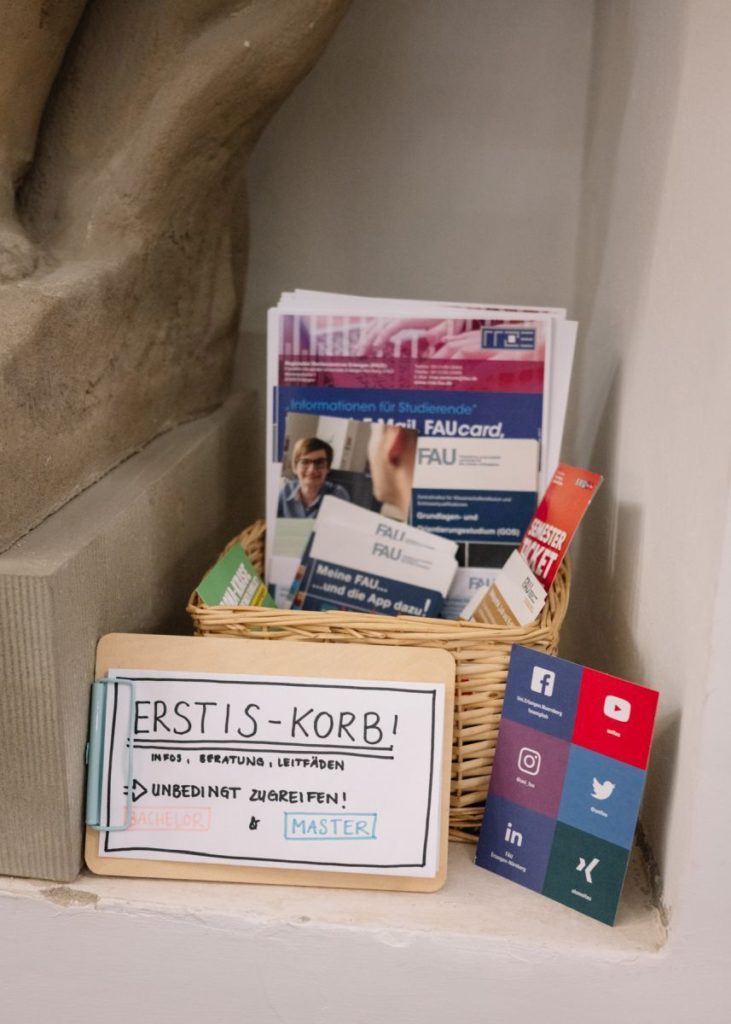 Erstis-Korb mit Flyern und Postkarten