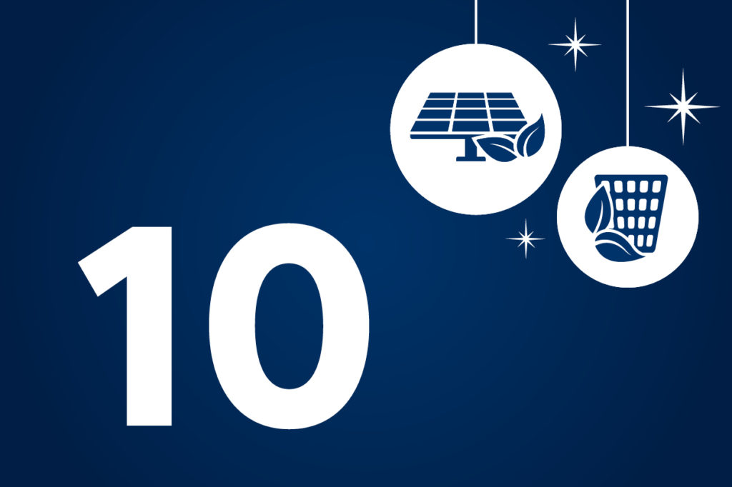 Auf blauem Hintergrund steht in weiß die Zahl 10 sowie Grafiken einer Solaranlage und eines Mülleimers.