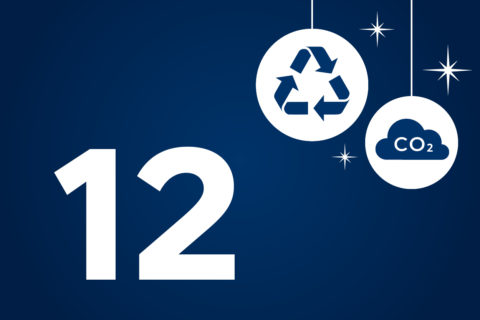Auf blauem Hintergrund steht in weiß die Zahl 12 sowie das Recycling-Smbol und die Grafiken einer Wolke, in der CO2 steht.