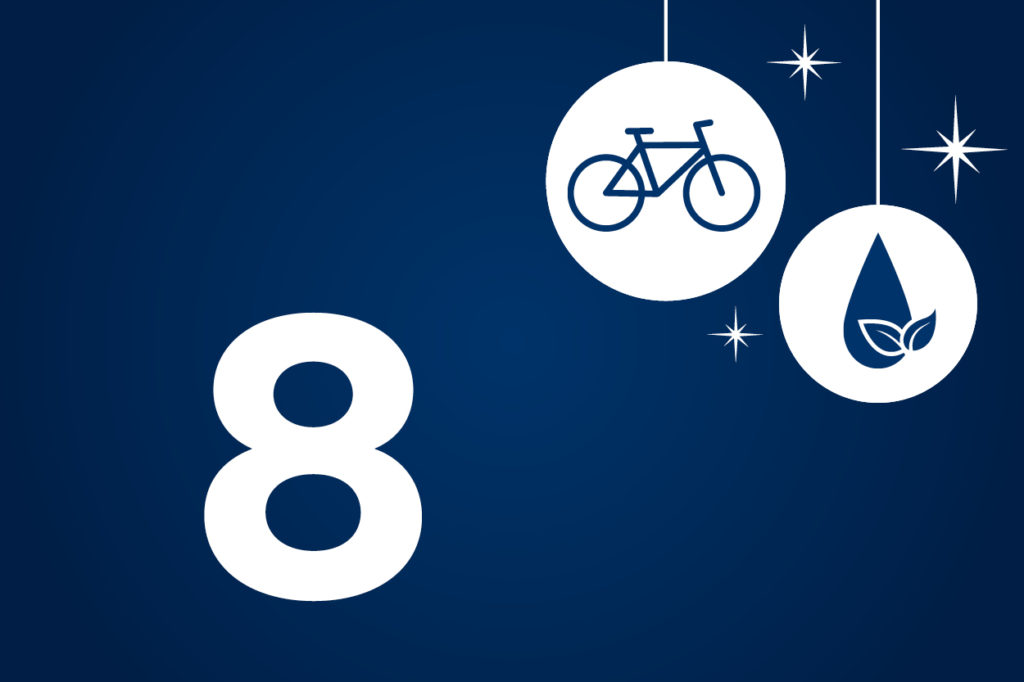 Auf blauem Hintergrund steht in weiß die Zahl 8 sowie Grafiken eines Fahrrads und eines Wassertropfens.