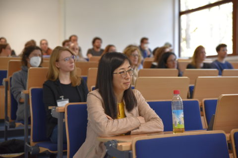 Prof. Dr. Manami Sasaki vom Erlangen Centre for Astroparticle Physics (ECAP). (Bild: FAU/Boris Mijat)