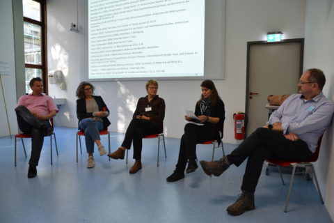 In der Abschlussdiskussion formulierten die Teilnehmenden gleich wichtige Ideen aus. V.r.: Prof. Dr. Jürgen Schatz, Prof. Dr. Kristina Giesel, Prof. Dr. Friedlinde Götz-Neunhoeffer, Prof. Dr. Maria Rentetzi, Prof. Dr. Kai Schmidt (Bild: FAU/Boris Mijat)