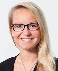 Foto einer Frau mit Brille und langen Haaren.