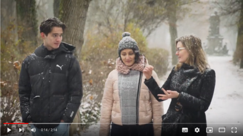 Videothumbnail zeigt drei Menschen im Schnee beim Spazieren
